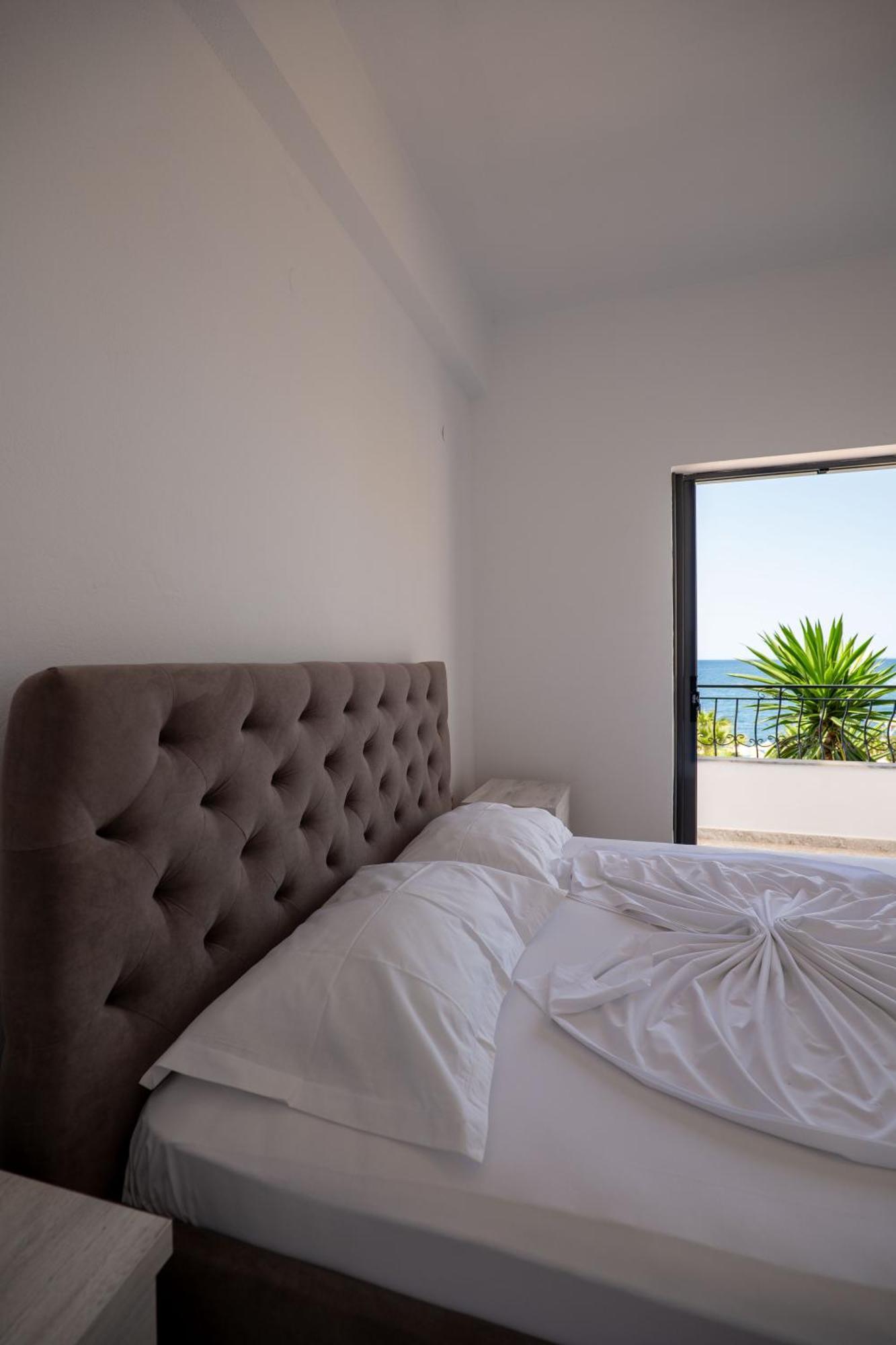 Sunset Aparthotel Sarandë Buitenkant foto